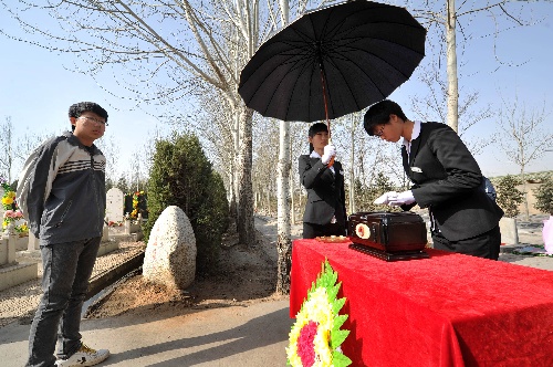 专业殡葬礼仪服务，数字化展示新篇章——人人秀H5助力成都昊恩提升服务体验